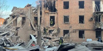 Россия нанесла удар по Днепру: разрушен четырёхэтажный дом, есть жертвы, среди раненых — ребёнок. ВИДЕО