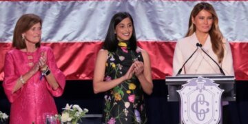 Мелания Трамп устроила  беременной Уше Вэнс холодный прием: что заметила публика. ВИДЕО