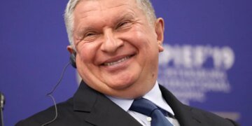 Прибыль Сечину, а гарь и нефть — людям: Туапсе выставляет счет другу Путина