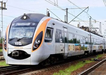 Тепловоз серьезно повредил один из скоростных поездов Укрзалізниці