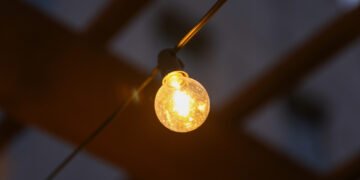 На Закарпатье предпринимателя подозревают в плате за свет в ТЦ по тарифу для населения