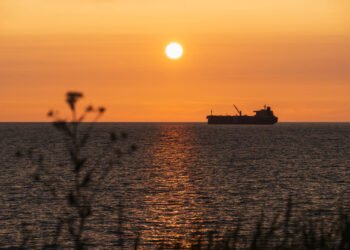 Экспорт нефти из России упал до годового минимума после ударов Украины