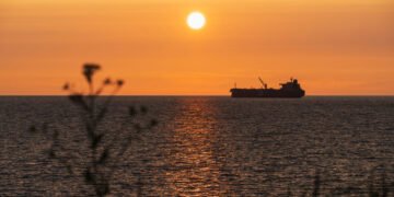 Экспорт нефти из России упал до годового минимума после ударов Украины