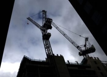 Одна из крупнейших строительных компаний Британии сокращает расходы из-за войны в Иране