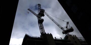 Одна из крупнейших строительных компаний Британии сокращает расходы из-за войны в Иране