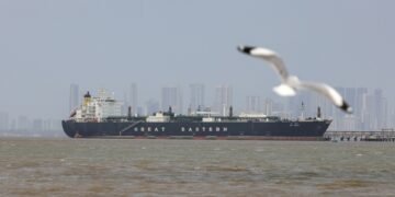 Трафик по Ормузскому проливу, который блокирует Иран, вырос до самого высокого уровня с начала войны