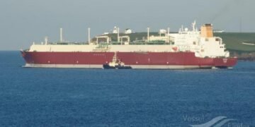 Bloomberg: Два танкера с катарским LNG хотели пройти через Ормузский пролив, но развернулись