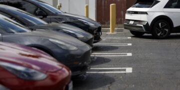 Американцы начали скупать подержанные электромобили: цены на бензин впервые с 2022-го выше $4