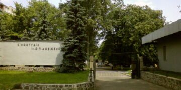 Кабмин поможет погасить долги киностудии Довженко