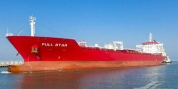 Bloomberg: Танкер под санкциями США прошел через Ормузский пролив, испытывая блокаду Трампа