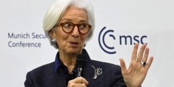 «Капитан не покинет корабль». Лагард заявила, что не будет досрочно уходить с должности