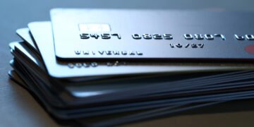 НБУ: В 2025 году мошеннических операций с картами стало меньше, но сумма убытков выросла