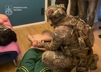 В Киеве задержали организаторов ботофермы, которая требовала «криптодолги» – фото, видео