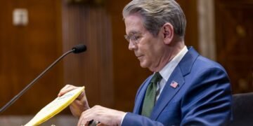 Бессент заявил, что США не планируют в третий раз ослаблять санкции против российской нефти