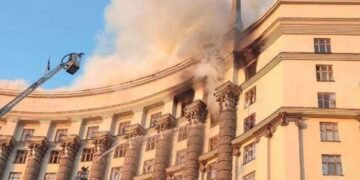 Здание Кабмина, поврежденное российской ракетой, планируют восстанавливать по принципу кинцуги