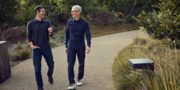 Тим Кук покидает пост главы Apple: новым руководителем компании станет Джон Тернус