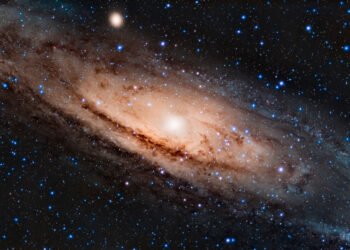 Кладезь темной материи возрастом более 12 млрд лет: астрономы нашли уникальную галактику возле Андромеды