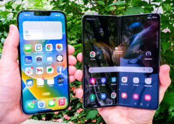 Округленный против квадратного: слитые макеты показали, как по-разному Apple и Samsung видят широкий складной смартфон