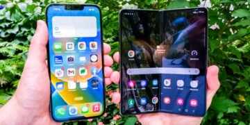 Округленный против квадратного: слитые макеты показали, как по-разному Apple и Samsung видят широкий складной смартфон