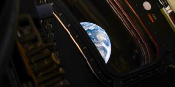 Полярные сияния из космоса: Artemis II засняла Землю на пути к Луне