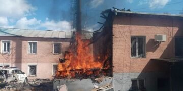 Россияне днем атаковали отделение полиции в Прилуках (фото)