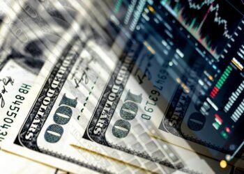 Евро отошел от рекорда, доллар растет: курс на 16 апреля и что делать с «сомнительными» купюрами