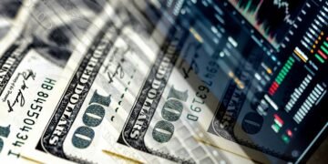 Евро отошел от рекорда, доллар растет: курс на 16 апреля и что делать с «сомнительными» купюрами