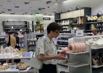 От супермаркетов до бутиков: в РФ массово закрывают магазины из-за падения спроса