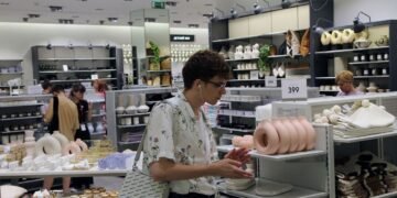 От супермаркетов до бутиков: в РФ массово закрывают магазины из-за падения спроса