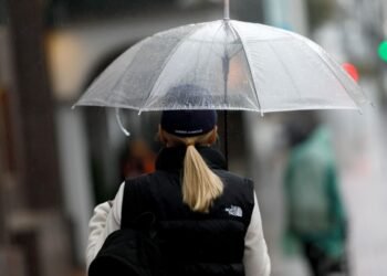 Дожди с грозами накроют несколько областей: где сегодня ждать осадков