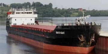 Возле оккупированной Херсонщины затонуло российское судно с пшеницей: что известно