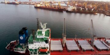 Россияне дронами атаковали судно в Черном море, которое шло в Украину