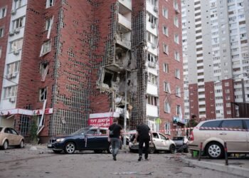 Владельцы разрушенного жилья не будут платить за коммуналку: Зеленский подписал закон