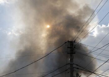 В Харькове возле супермаркета взорвался автомобиль, пострадал прохожий