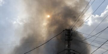 В Харькове возле супермаркета взорвался автомобиль, пострадал прохожий