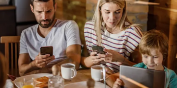 Как в театре: прятать смартфоны «под замок» в ресторанах становится новым трендом