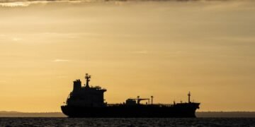 Пролив снова «под замком»? Нефтяные танкеры разворачиваются возле Ормуза