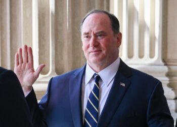 Глава ВМС США внезапно ушел в отставку после конфликта из-за Трампа, — WSJ