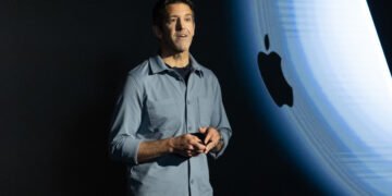 Джон Тернус на первом собрании с командой Apple: сервисы останутся приоритетом