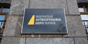 Двое работников СБУ требовали взятку у бизнесмена, их взяли на «горячем»