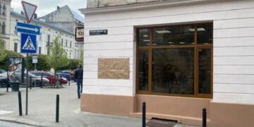 Камеры против вандалов:  юнцы из Николаевщины украли память о герое Ичкерии прямо со стен Львова