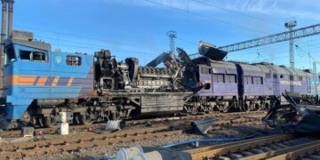 Россия нанесла удар по железной дороге в трёх областях: уничтожен вагон, повреждён электровоз
