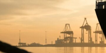 Россияне нанесли удар с помощью дрона по порту Одессы — повреждено иностранное судно