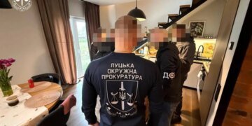 Взятка за документы на недра: суд отправил луцкого чиновника под домашний арест