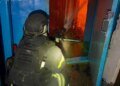 Дроны попали в многоэтажный дом в Херсоне: спасатели вынесли из огня трех женщин