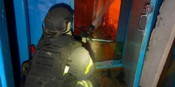 Дроны попали в многоэтажный дом в Херсоне: спасатели вынесли из огня трех женщин