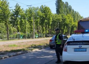 В Кривом Роге женщина сломала руку в автобусе — водитель утверждает, что его подрезали