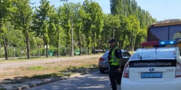 В Кривом Роге женщина сломала руку в автобусе — водитель утверждает, что его подрезали