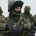 Очередное военное преступление: россияне сбросили яд на украинских военных на фронте