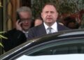 Привет от «Азова»: на Ермака после суда напали. ВИДЕО